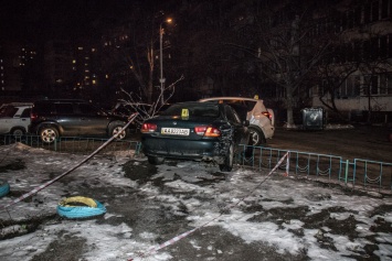 В Киеве в результате жуткого тройного ДТП автомобиль вылетел с дороги