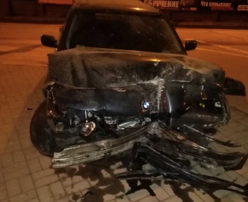 В центре Запорожья водитель BMW вылетел на тротуар и снес рекламное ограждение