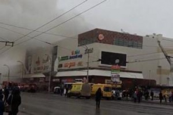 В российском Кемерово горит торговый центр: люди выпрыгивают из окон, есть погибшие - видео