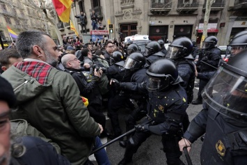 В Барселоне тысячи людей протестуют против ареста Пучдемона