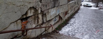 Летом в Сумах начнут ремонт обваливающихся стен