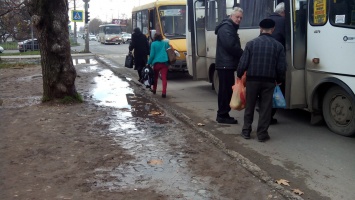 "Не тротуары, а дороги в ад". В Симферополе жалуются на состояние дорог (фото)