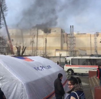 В Кемерово число погибших на пожаре выросло до 64. Над зданием вновь клубится дым