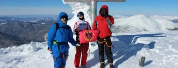 На вершине Говерлы команда альпинистов установила флаг Николаевских морпехов, - ФОТО