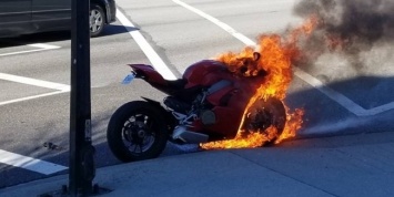 Супербайк Ducati Panigale V4 загорелся в Ванкувере