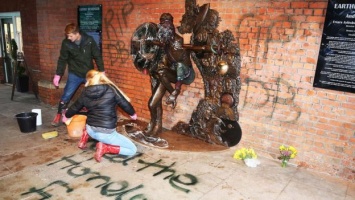 Недавно установленный памятник Дэвиду Боуи уже пострадал от вандалов
