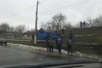 Авария в Лисичанске: микроавтобус вылетел на тротуар и приземлился на крышу