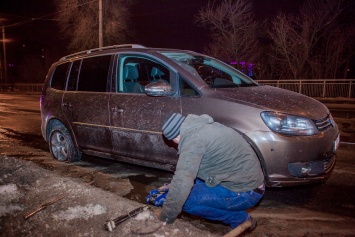 Ямы на дорогах Днепра: автомобилистов призывают к осторожности