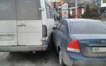 В центре Запорожья лихачил "маршруточник" - все закончилось аварией (ФОТО)