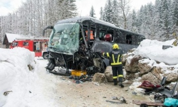 По меньшей мере 30 туристов пострадали в автобусной аварии в горах Австрии