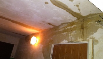 "В квартире нет света, с потолка льется вода". Луганчане жалуются на бездействие коммунальщиков