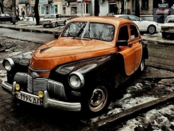 Фото дня: на улице Запорожья появился раритетный автомобиль