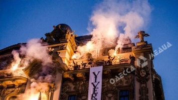 Факельный шабаш на балконах гостиницы «Большая Московская» нанес удар по рейтингам власти