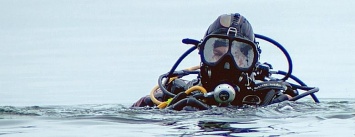 Водолазы обследуют морское дно на городском пляже Черноморска