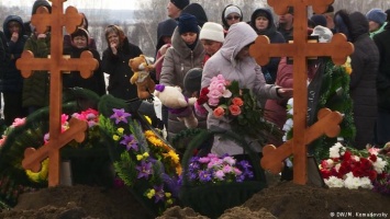 В Кемерово начали хоронить жертв пожара в ТЦ "Зимняя вишня"