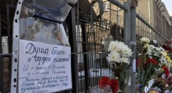 Кемерово и Стокгольмский синдром: киевляне реагируют на цветы у посольства РФ