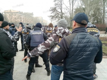 Полиция проверяет активистов "Нацкорпуса" перед облсоветом