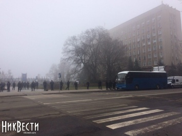 Сегодняшняя сессия Николаевского облсовета проходит под охраной сотен полицейских