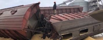 Под Одессой произошло крушение частного грузового поезда: жертв нет (ФОТО)