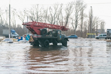 Мокрый Днепр: большая лужа появилась на Запорожском шоссе