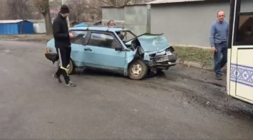 В Запорожье легковушка врезалась в автобус, который недавно вышел на маршрут (Видео)