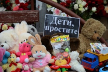 "Тела выгорели настолько, что их невозможно опознать": в Кемерово люди месяц не смогут похоронить своих родных