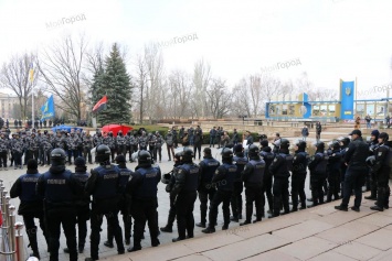 Потасовки, сотни полицейских и приезжие активисты: как проходила скандальная сессия Николаевского облсовета (ФОТОРЕПОРТАЖ)