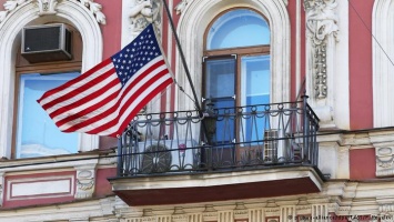 Россия высылает 60 дипломатов США и закрывает консульство в Петербурге