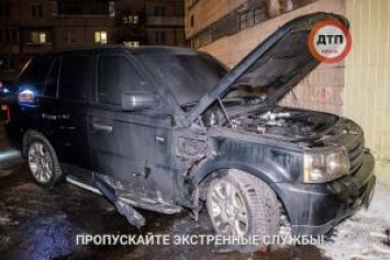 В Киеве горел Range Rover, прозвучал взрыв: хозяин авто в больнице