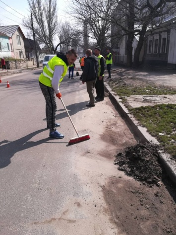 В Заводском районе полным ходом идет очистка дорог после зимнего периода