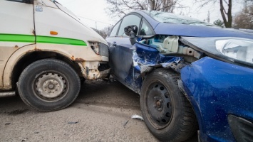 На Набережной Заводской столкнулись маршрутка и Ford: пострадал мужчина