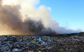 На Днепропетровщине тлеющий мусорный полигон тушили снегом