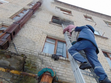 В Рубежном спасатели эвакуировали из горящего общежития 39 человек. Одна женщина погибла в "скорой" (Фото)