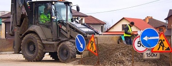 В Черноморске ремонтируют дороги и внутриквартальные проезды