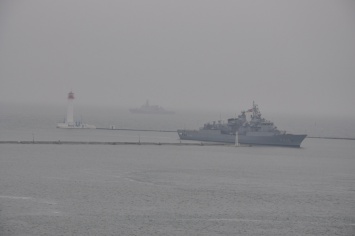 Появились фото двух боевых кораблей ВМС Турции в морском порту Одессы