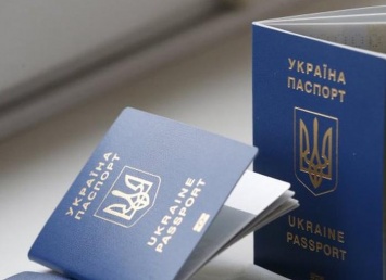 "Двуглавый аусвайс больше никому не нужен": крымчане массово оформляют украинские загранпаспорта