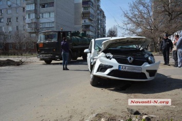 В центре Николаева бензовоз врезался в "Рено": водителя легковушки госпитализировали