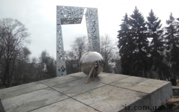 Строительство памятника чернобыльцам приближается к концу (ФОТО)