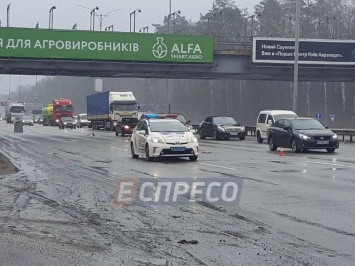 Под Киевом водитель Tesla спровоцировал ДТП на Бориспольском шоссе и скрылся