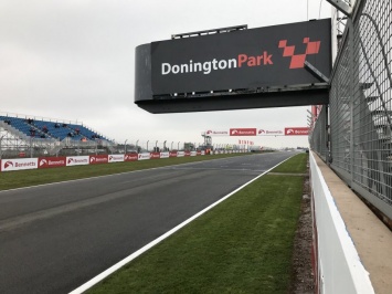 Первый этап British Superbike в Донингтоне проходит при околонулевой температуре