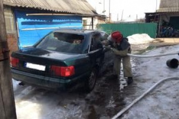 В Полтавской области сотрудники МЧС спасли от пожара автомобиль