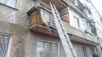 В Каменском женщина застряла на балконе