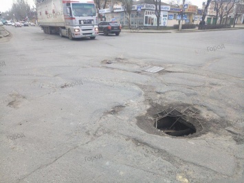 На дороге в центре Николаева образовалась дыра: транспорту приходится объезжать