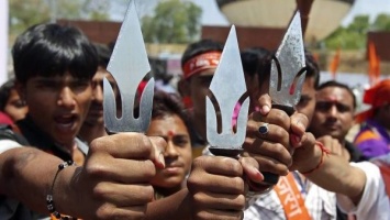 В результате протестов в Индии погибло 9 человек (Фото)