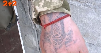 «Верят не только в Христа, но и в Одина с Перуном». Бойцы ВСУ рассказали, зачем делают татуировки
