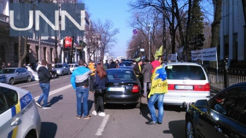 Националисты заблокировали движение транспорта возле Верховной Рады