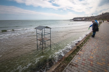 В Одессе штормовое море "слизало" несколько пляжей. Фото