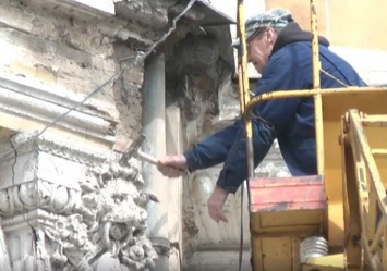 На недавно «отличившемся» архитектурном памятнике в Одессе сбивают лепнину