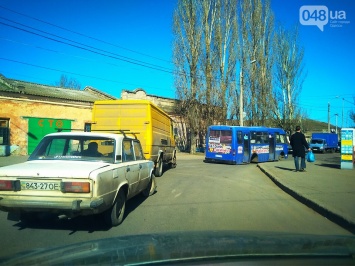 ДТП в Одессе: маршрутка потеряла колесо, заблокировав дорогу