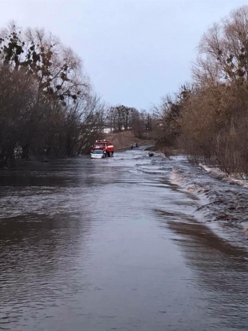 После наводнения на трассе Киев-Сумы появилась километровая пропасть. Видео